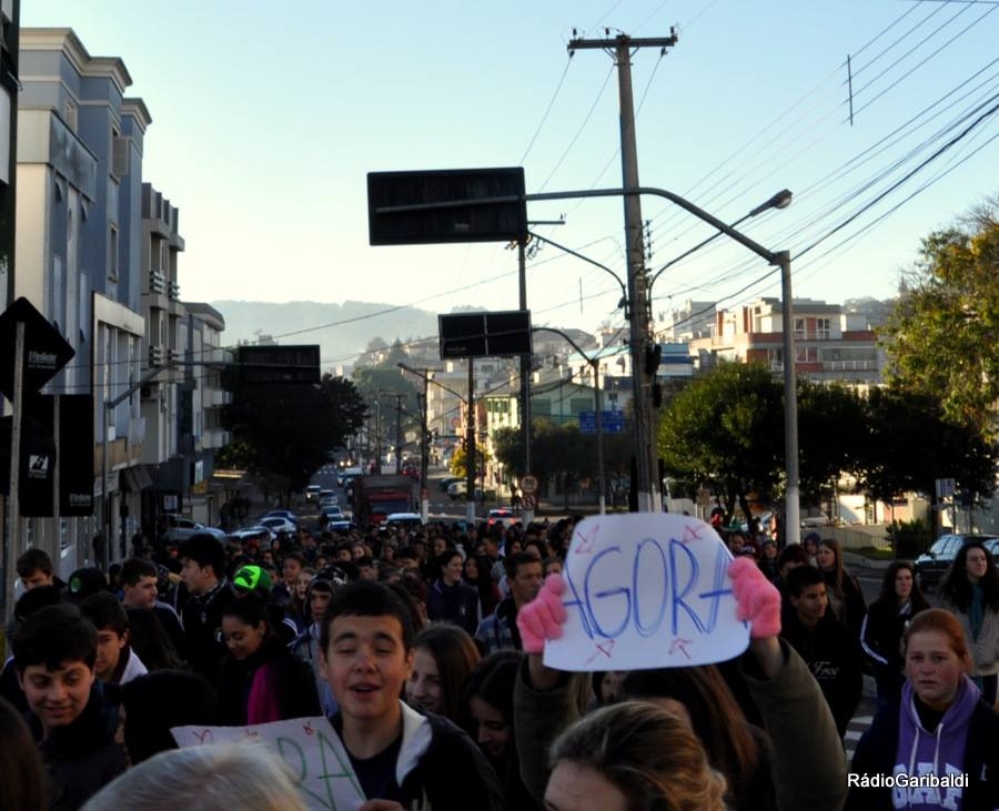 Cerca de 400 alunos da Escola Irmã Teofania vão às ruas protestar contra politicagem no Ginásio da Escola