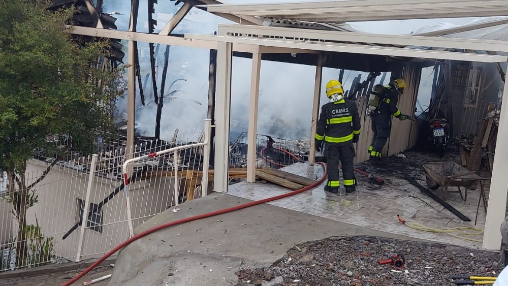 Incêndio destrói casa no bairro Borgo em Bento Gonçalves