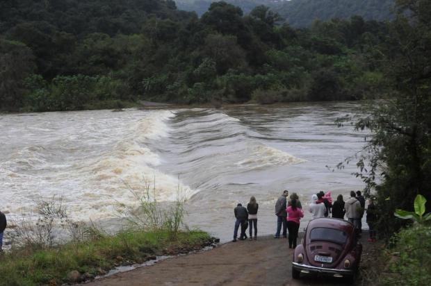 Rio das Antas baixa, ponte entre Bento Gonçalves e Cotiporã é liberada