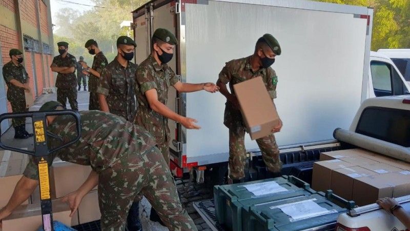 Exército entrega medicamentos para o Hospital São Roque de Carlos Barbosa